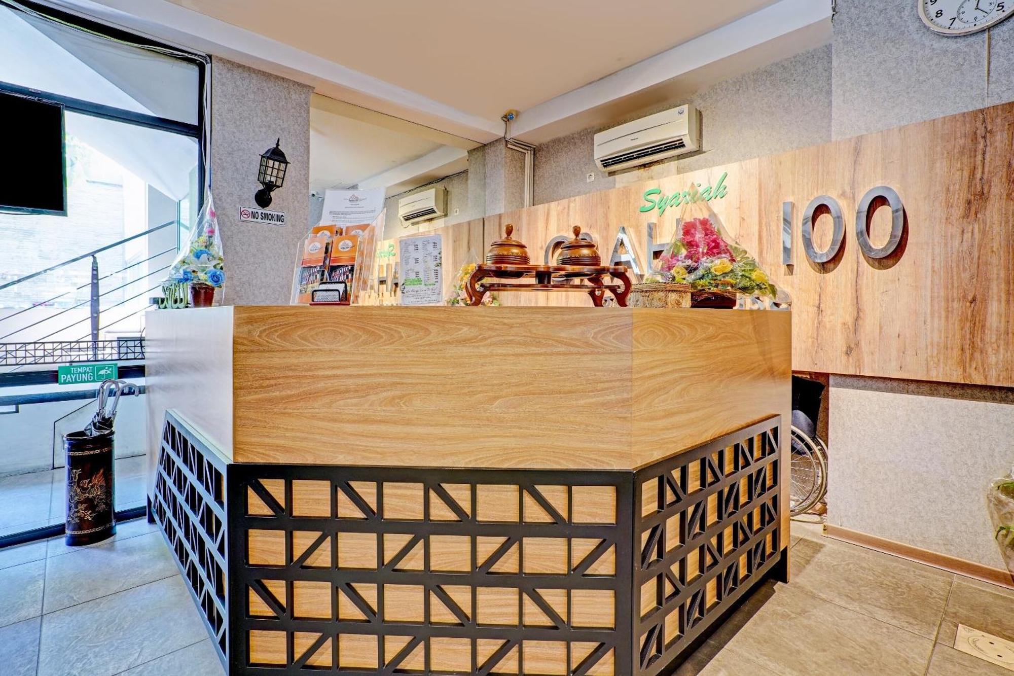 Super Oyo Capital O 3905 Graha 100 Syariah Hotel Surabaya